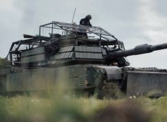 Ukrajinský Abrams s protidronovou klecí