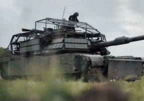 Ukrajinský Abrams s protidronovou klecí