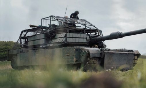 Ukrajinský Abrams s protidronovou klecí