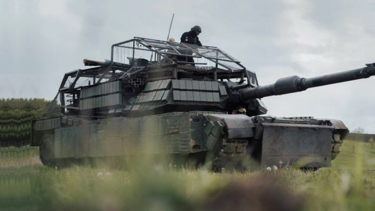 Ukrajinský Abrams s protidronovou klecí