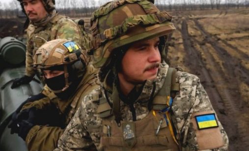 Ukrajinští vojáci jedoucí na transportéru