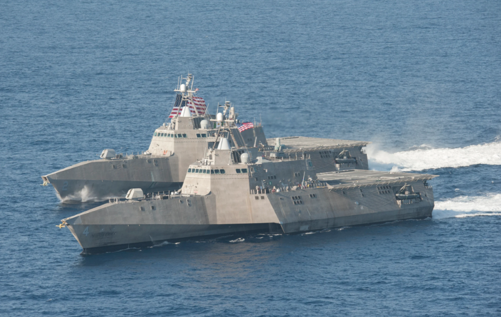 USS Independence (LCS-2) a USS Coronado (LCS-4), sesterské lodi v Pacifiku, 2014