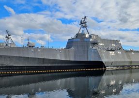 USS Independence, loď po vyřazení v přístavu Bremerton čeká na další osud, 2024