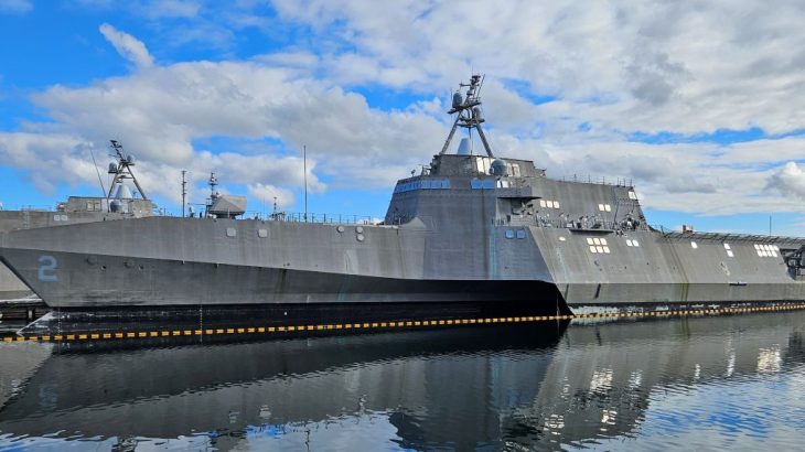 USS Independence, loď po vyřazení v přístavu Bremerton čeká na další osud, 2024