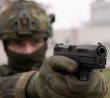 Voják s pistolí P-10C