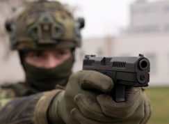 Voják s pistolí P-10C