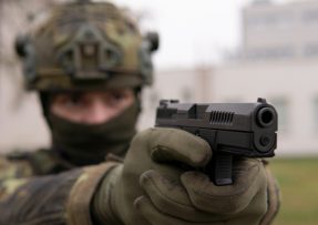 Voják s pistolí P-10C