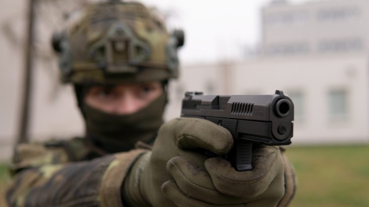 Voják s pistolí P-10C