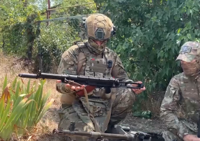 Ruští vojáci s puškou A-545 KORD