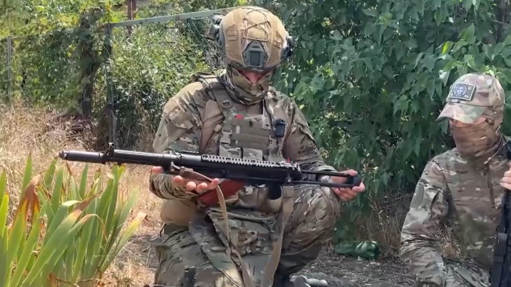 Ruští vojáci s puškou A-545 KORD