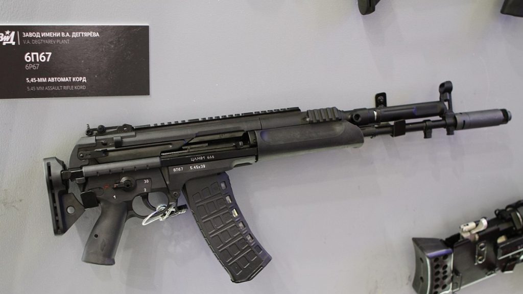 Puška A-545 KORD se zataženou pažbou