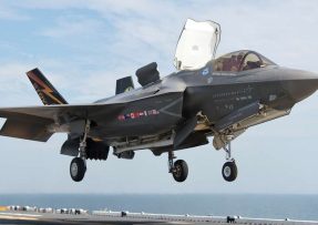 F-35B přistává na lodi