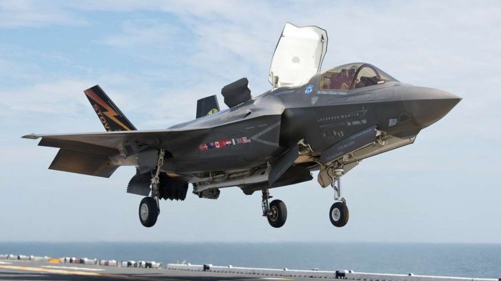 F-35B přistává na lodi