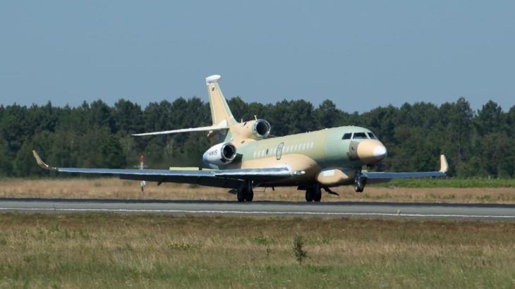 Letoun Falcon 8X Archange na letištní dráze