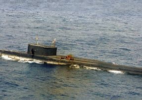 Poškozená K-219 na hadině
