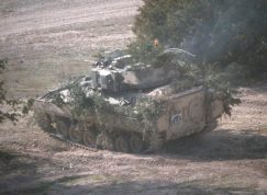 Zamaskované M2 Bradley