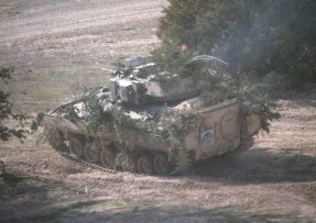 Zamaskované M2 Bradley