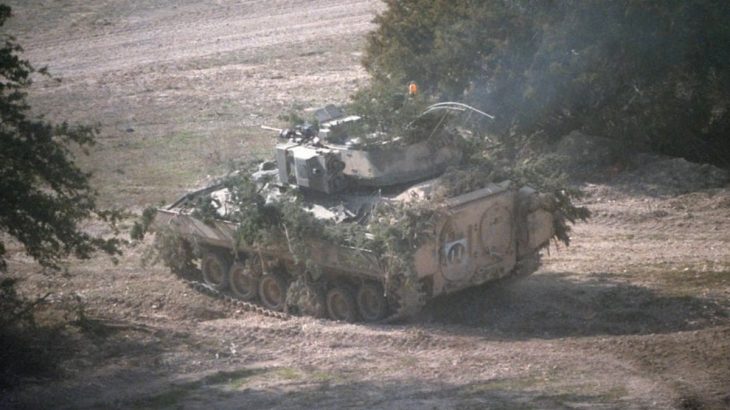 Zamaskované M2 Bradley