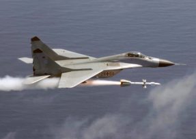 MiG-29 útočící nad mořem