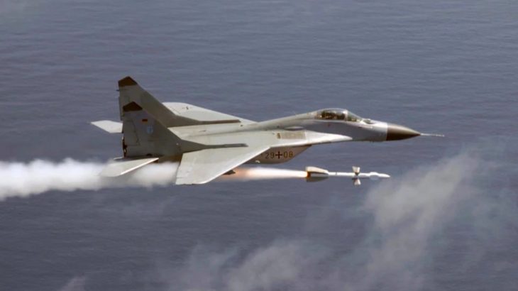 MiG-29 útočící nad mořem