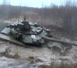 Tank zabořený v bahně