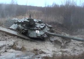 Tank zabořený v bahně