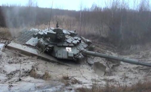 Tank zabořený v bahně