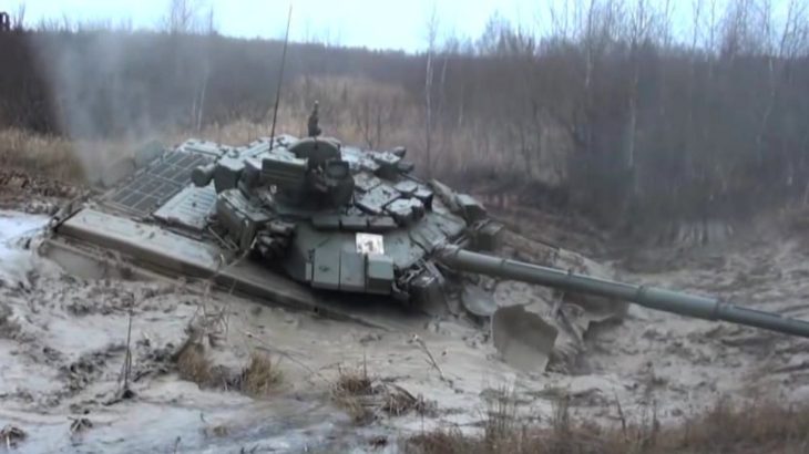Tank zabořený v bahně