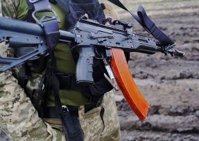 Ukrajinský voják s AK-12