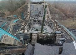 Zničený most se zaseknutým ruským tankem
