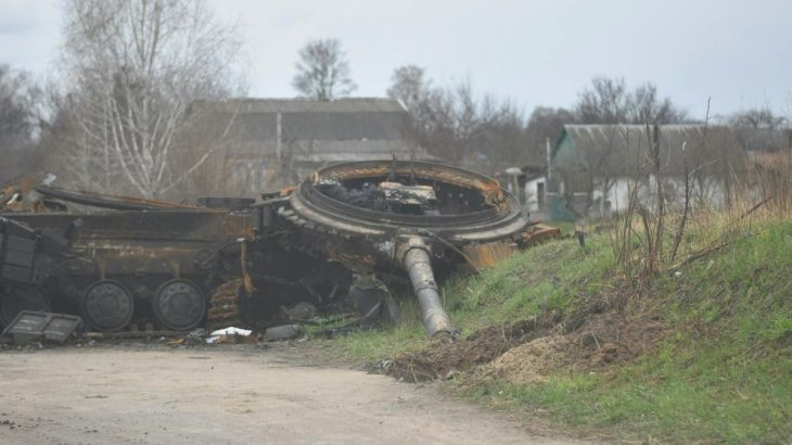 Zničený ruský tank s odpálenou věží