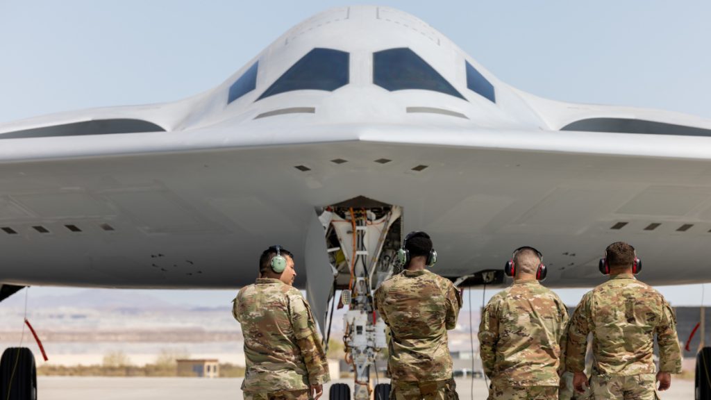Personál letectva prohlíží 2. bombardér B-21 Raider