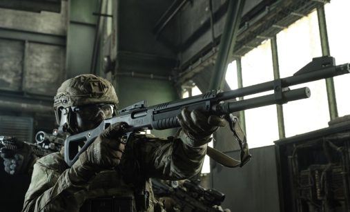 Voják s antidronovou brokovnicí