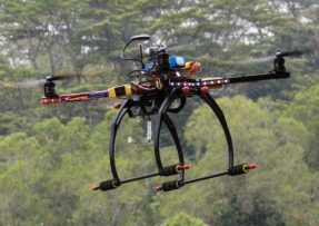 Průzkumný dron během letu