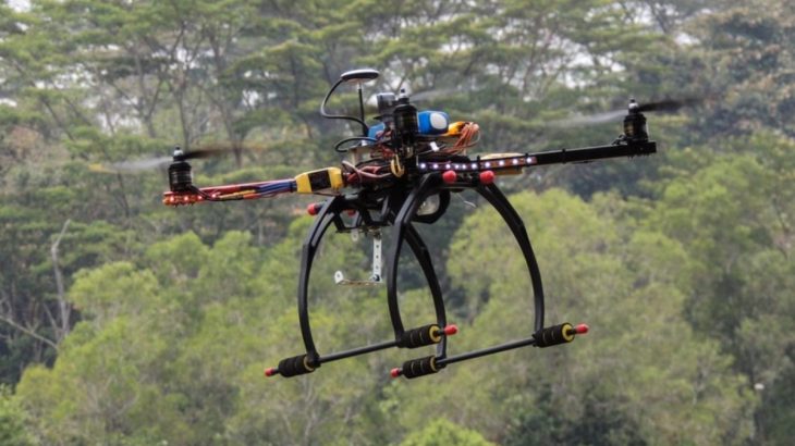 Průzkumný dron během letu