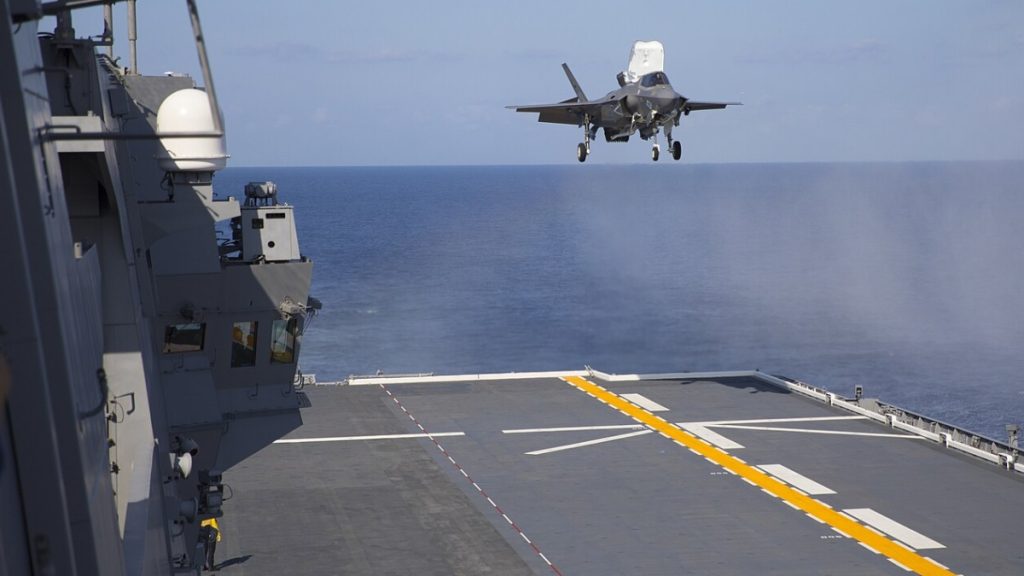 F-35B přistává na lodi Izumo