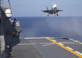F-35B přistává na lodi Izumo