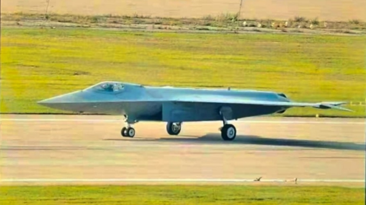 Nová fotografie ukazuje dříve neznámé podrobnosti o čínské stíhačce 6. generace, asi J-50. Vývoj je tak rychlý, že mu nikdo nemusí stačit