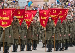 Kadeti podněsterské vojenské akademie v historických uniformách