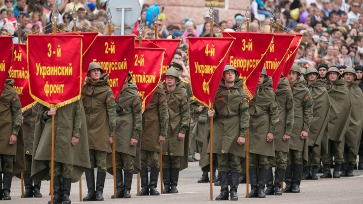 Kadeti podněsterské vojenské akademie v historických uniformách