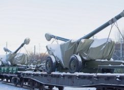 Houfnice Msta-B na vlaku