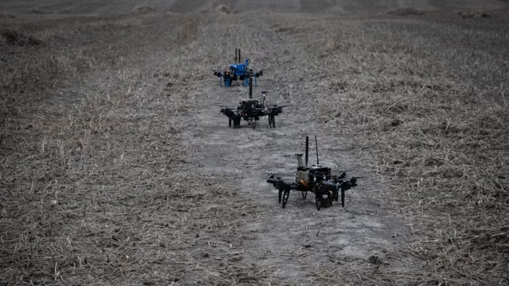Autonomní roj složený z průzkumného a 2 útočných dronů