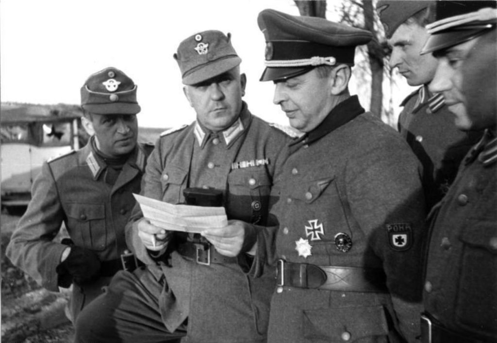 RONA, Borislaw Kaminski třetí zleva v brigadírce s německými důstojníky
