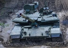 Tank T-90M ruské armády v bahně