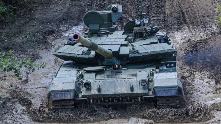 Tank T-90M ruské armády v bahně