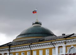 Ruská vlajka nad Kremlem