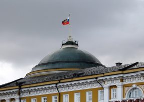 Ruská vlajka nad Kremlem