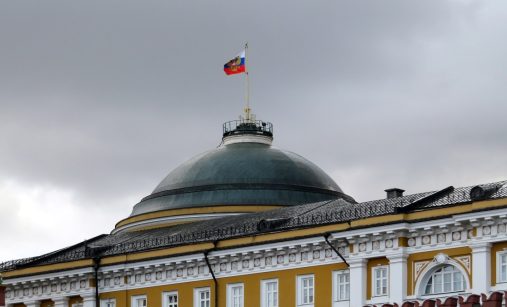 Ruská vlajka nad Kremlem