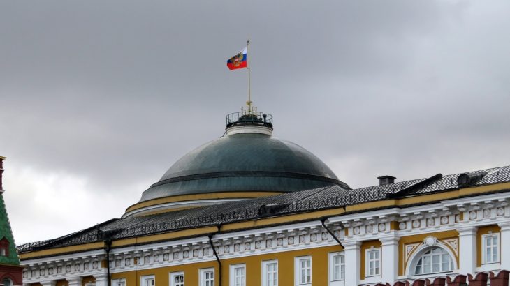 Ruská vlajka nad Kremlem