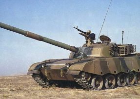 Type 85-IIM z něhož vychází tank Al-Bašír